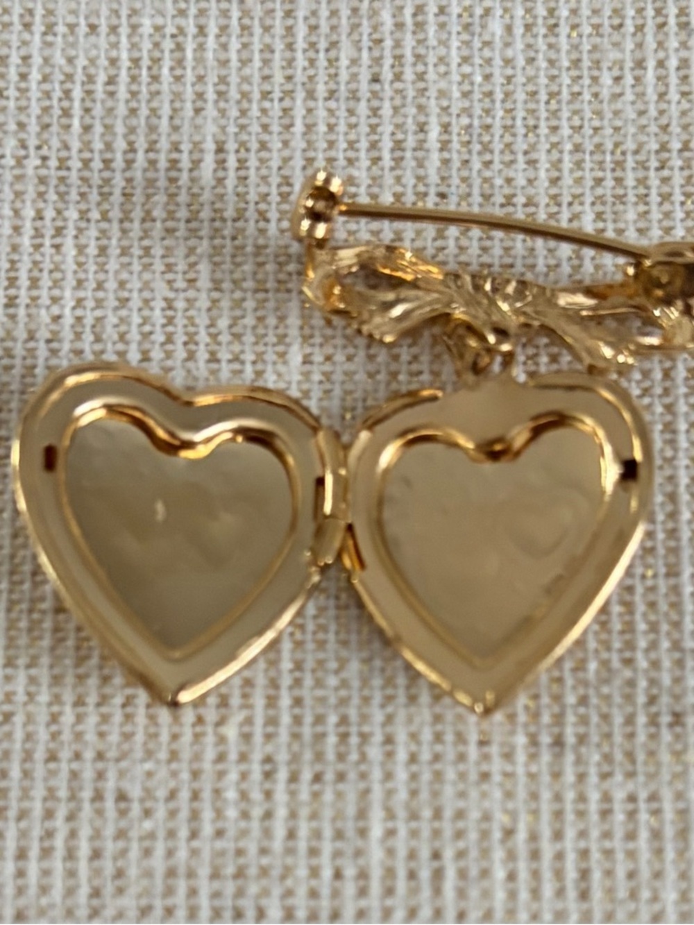Vintage Style Gold Heart Locket Brooch Pendant - Women Jewelry - Picture 4 of 4